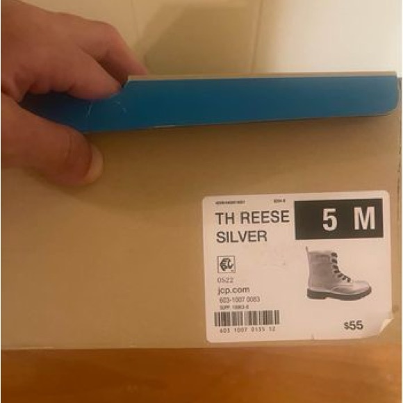 New In Box, Girls US Size 5 M There About Silver  Boots With Memory Foam. - Picture 5 of 5